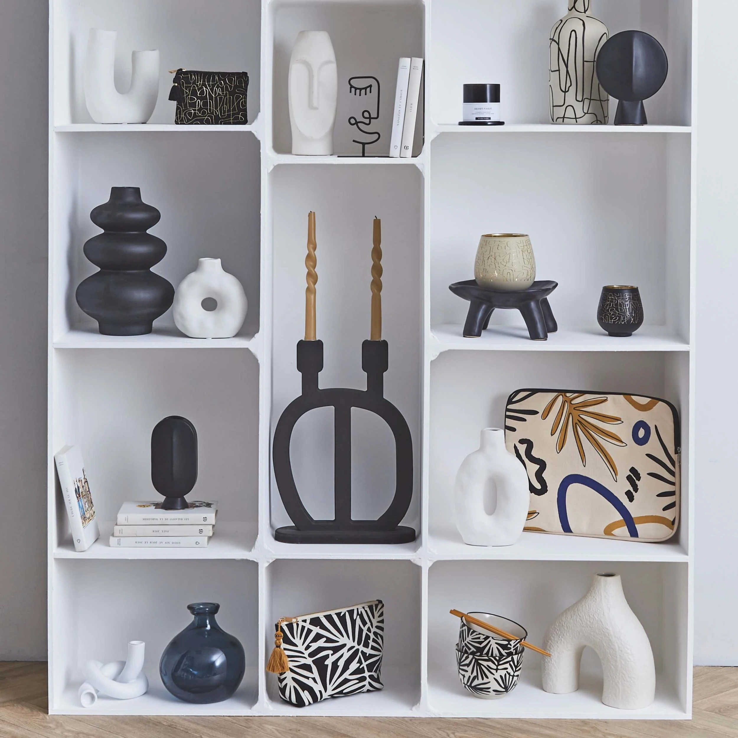 SEMA DESIGN Vase Face Noir 9x5.5xh17.5cm Gres 5 SEMA DESIGN Vase Face Noir 9x5.5xh17.5cm Gres – Image 4