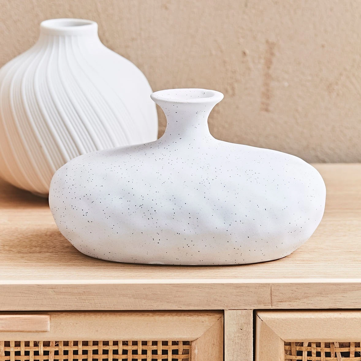 Arty Fêtes Vase Gustave Porcelaine Rainurée Blanc Matte 4 Arty Fêtes Vase Gustave Porcelaine Rainurée Blanc Matte – Image 2