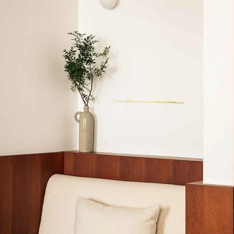 The Line Décoration Murale Ligne Bordeaux Doré 5 The Line Décoration Murale Ligne Bordeaux Doré – Image 4